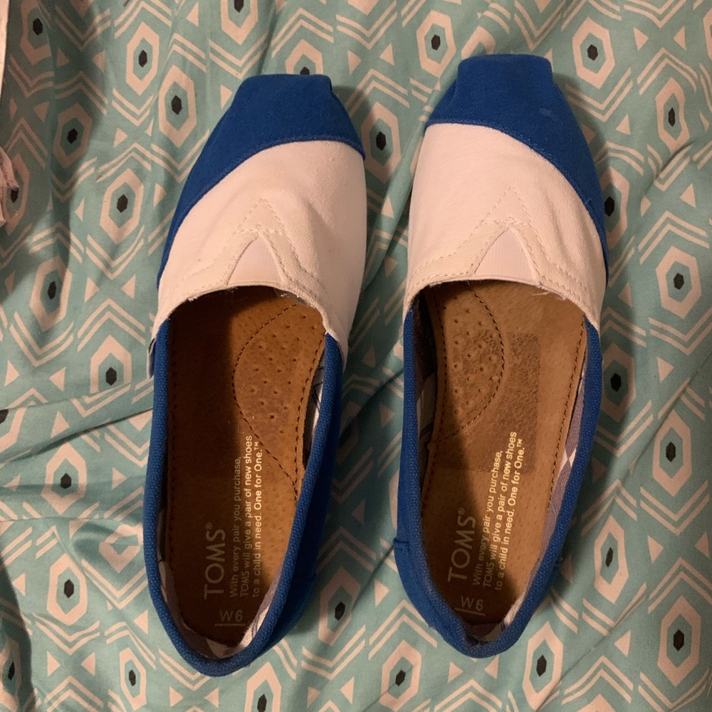 Blue and white Toms